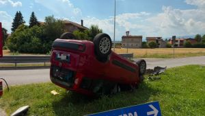 Colpo di sonno, l’auto si ribalta a Brugnera: ferita la donna alla guida