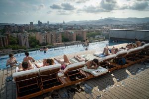 El turismo penetra en barrios vulnerables del área de Barcelona con centenares de plazas de alojamiento