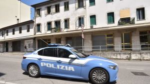 Accoltella uno sconosciuto a Milano, il padre da Conegliano: «Tenetelo in carcere, chiedo scusa»