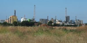 Vivir con riesgo industrial: cómo los complejos petroquímicos moldean la vida urbana