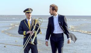 Neočekivano bratsko muzičko putovanje: Francuski film „Marš za fanfare” na Letnjoj sceni SKC-a Kragujevac
