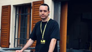 Da portalettere a direttore delle Poste di Dolegna: la doppia vita di Luca tra sportello e violoncello