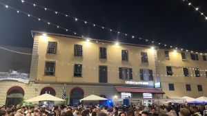 Migliaia di persone a Loro Ciuffenna per una notte tra musica, sapori greci e spettacoli