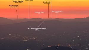 Dal Monte Secchieta uno scatto straordinario: le Alpi Marittime compaiono sopra il profilo di Firenze
