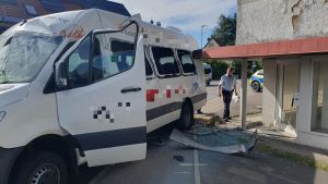 Schulbus streift in Salem ein Haus – Fahrerin mittelschwer verletzt