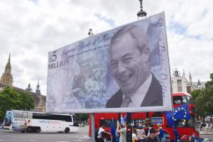 Royaume-Uni : Nigel Farage visé par de nouvelles accusations pour non-déclaration du soutien reçu d’un aristocrate condamné pour fraude