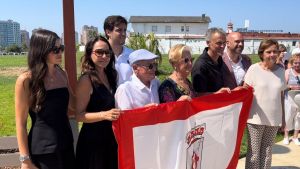 Locura en Gijón con Luis Enrique en la inauguración de la playa verde: 