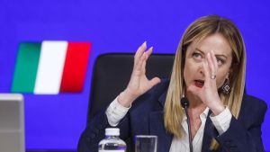 Trump vuelve a burlarse de Meloni con un meme: 