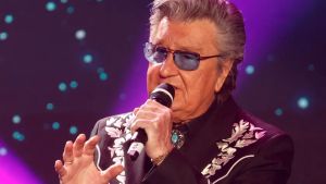 Troppi moscerini per cantare, salta il concerto di Bobby Solo in Umbria: «Fuggito con il cachet»