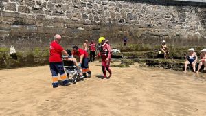 Una doctora fuera de servicio salva a una gijonesa de 72 años en la playa de San Lorenzo tras sufrir una caída en el pedreru: 
