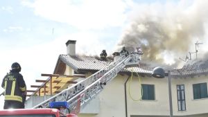 Incendio in un condominio a Gaiarine, inquilini e vigili del fuoco intossicati: le immagini dei soccorsi