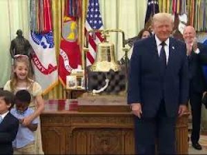 Trump suona campanella di apertura della Borsa di Wall Street dallo Studio Ovale della Casa Bianca