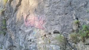 Val Rosandra deturpata dai vandali: i graffiti non vanno via