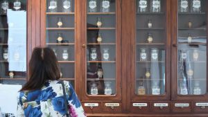 La storica farmacia “Al Cedro” riapre in piazza Oberdan: spazi raddoppiati
