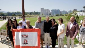 Gijón emociona a Luis Enrique en el estreno de la playa verde que le mantendrá presente 