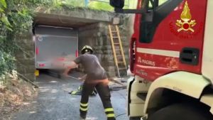 Segue il gps e si incastra con la roulotte nel sottopasso di via Cumano: intervengono i vigili del fuoco