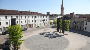 Donna molestata e inseguita in centro a Pordenone: picchiato il marito accorso per salvarla