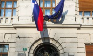 Roparji nad Ganca z brcami, pestmi solzivcem in paralizatorjem