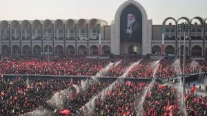 Celebración en la democracia y funeral en la teocracia