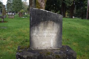 El epitafio cincelado en la lápida