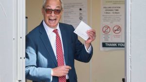 Nigel Farage dice che le inchieste sui “regali” che ha ricevuto sono vendette dell’establishment