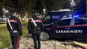 Trovano il ladro alla finestra mentre guardano la tivù