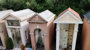 Ladri di rame in cimitero a Mirano: razziate otto cappelline, sparite tutte le coperture