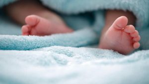 Lesioni sul viso di una neonata. A 2 mesi piange troppo, il papà: è caduta a terra dal divano