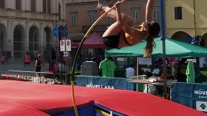 Tifo da stadio per il salto con l’asta in piazza