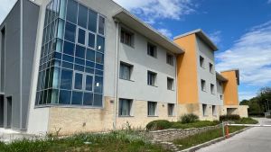 La denuncia: «Dalla casa di riposo all’ospedale: rubate le fedi dei miei genitori»