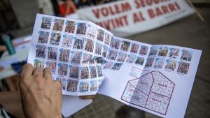 Más de tres fincas enteras por mes caen en manos de fondos de inversión en la Esquerra de l'Eixample