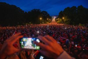 Det enorme folkehavet viser hva vi er i stand til når vi står samlet