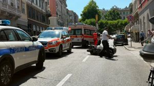 Incidente in via Oriani a Trieste: scooter a terra, due feriti