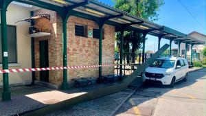 Crolla la grondaia della pensilina alla stazione di Sacile: colpito un taxi in sosta