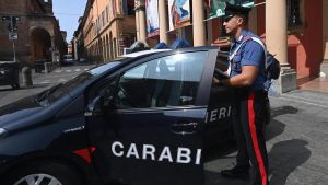 Paura alla pizzeria Berberè di via Petroni, cameriere minacciato col coltello: è caccia all’uomo