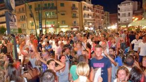 Movida, stretta a Chioggia e Sottomarina: stop alla vendita serale di bottiglie di vetro e lattine