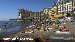 Posillipo, viaggio nella spiaggia «restituita» (per ora) ai napoletani. Lidi chiusi, accesso libero che piace a tutti