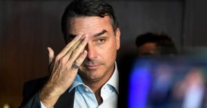 Nos EUA, Flávio Bolsonaro tenta se livrar de crises com Master e Michelle