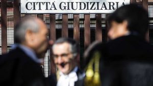 Arrestati due ex agenti dell'intelligence: per la Procura di Roma fornivano notizie riservate alla Russia