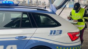 Vede due agenti della Polstrada e tenta di abbatterli con l’auto, tragedia sfiorata in A1. Fermato dopo 18 km di inseguimento