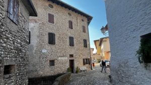 Svolta a Valvasone: sì ai pannelli fotovoltaici sui tetti in centro storico