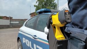 Aggredisce una donna e poi si scaglia contro gli agenti: 38enne fermato con il Taser