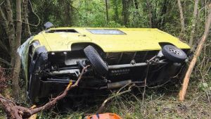 Accidente en Ribadesella: herido de consideración al caer por un desnivel de más de 20 metros tras salirse de la carretera la furgoneta que conducía