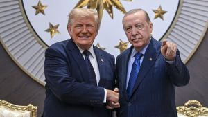 Trump recupera las amenazas a Groenlandia a su llegada a Ankara: 