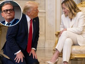 Dai grillini a Trump: più ginocchiere per tutti. I veri genuflessi alla verità sulla Meloni