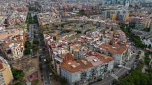 Una quincena de cooperativas catalanas se alían para comprar viviendas a fondos y grandes propietarios