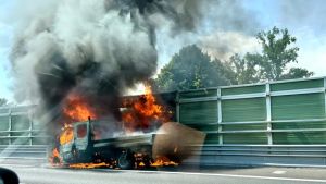 Camion avvolto da un violento rogo in autostrada: salvi per miracolo autista e passeggero