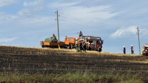Großer Flächenbrand auf Gerstenfeld: Feuer breitet sich auf über einem Hektar aus