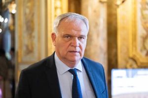 Anti-LGBT+, anti-IVG, anti-immigration… François‑Noël Buffet officiellement proposé par Emmanuel Macron pour devenir le Défenseur des droits