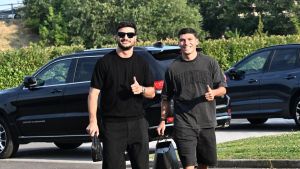Bologna, inizia l’era Tedesco: raduno a Casteldebole, Orsolini arriva per primo. Selfie e autografi con i tifosi